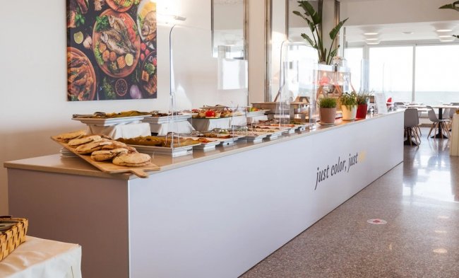 Buffet con cibi vari e decorazioni colorate.