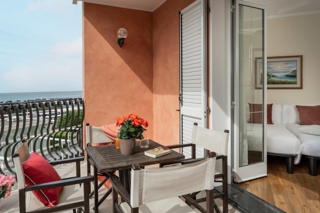 Terrazza con tavolo e vista sul mare.