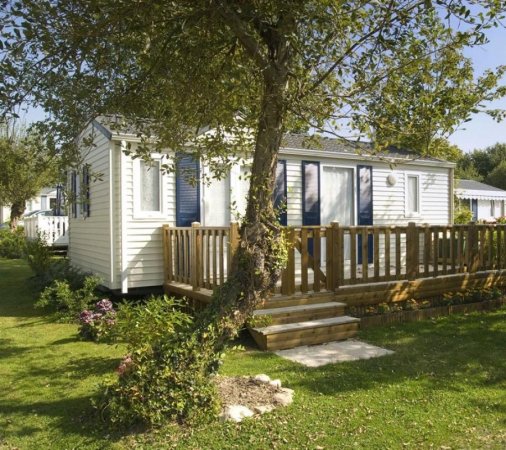 Casa mobile bianca con veranda in legno.