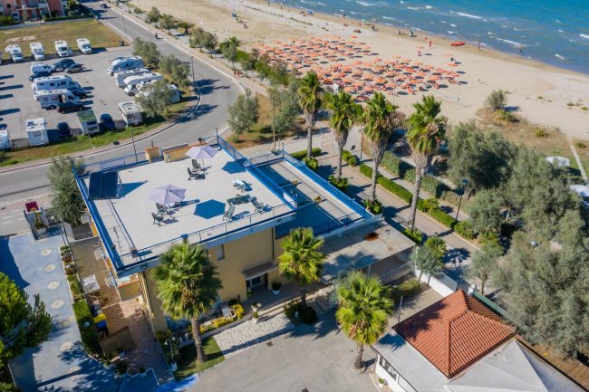 Vista aerea di un edificio vicino alla spiaggia.