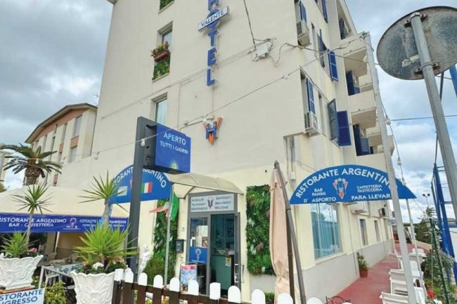 Esterno di un edificio con segnaletica del Ristorante Argentino e Hotel.