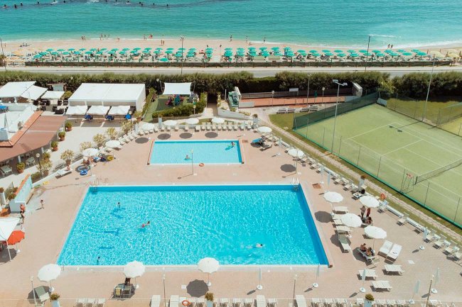 Vista dall'alto di due piscine vicino al mare.