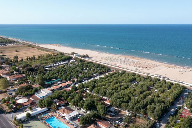 Veduta aerea di un complesso turistico con spiaggia vicina.