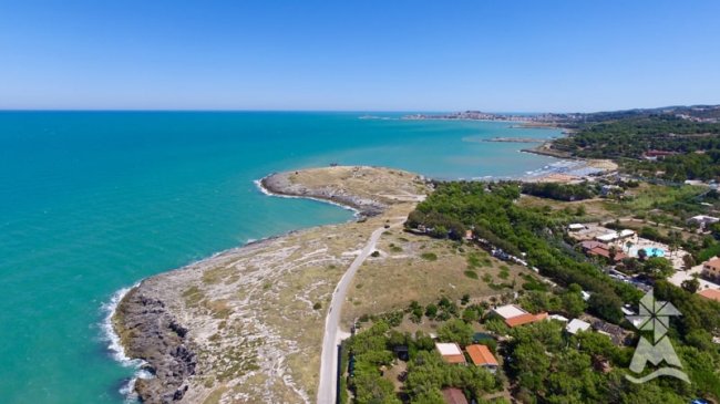 Vista aerea della costa e mare.