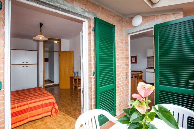 Balcone con vista su camera e cucina.