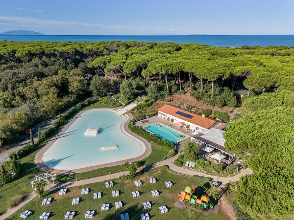 Piscina con vista sul mare e pineta.