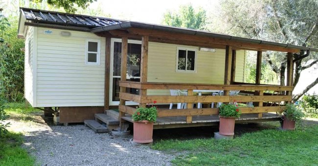 Una casa mobile con veranda in legno.