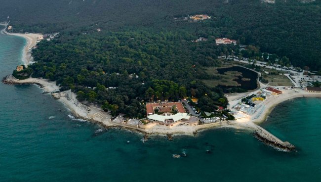 Vista aerea di una penisola verde circondata dal mare.