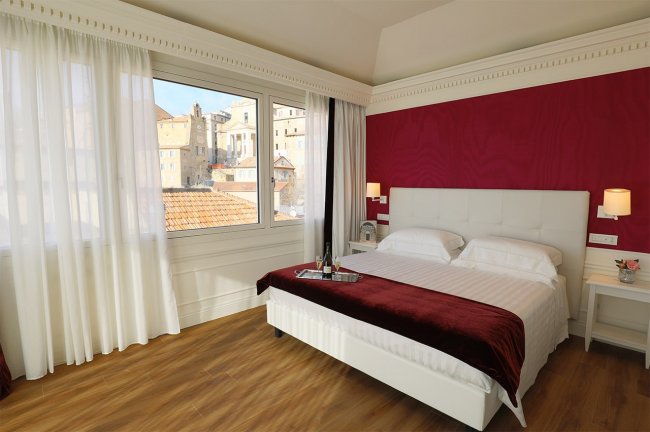 Camera d'albergo moderna con vista.