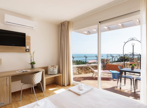 Camera con letto matrimoniale e terrazza vista mare.