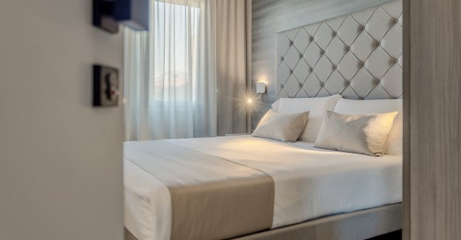 Camera da letto con letto matrimoniale elegante.