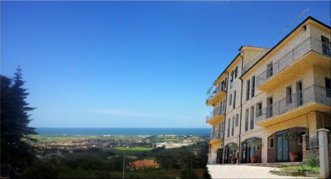 Edificio con vista sul mare e paesaggio urbano.