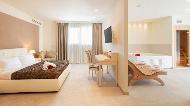 Camera da letto con vasca idromassaggio.