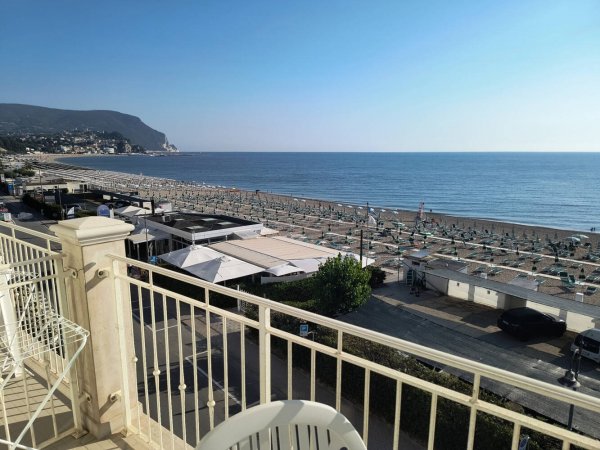 Balcone con vista su spiaggia e mare.
