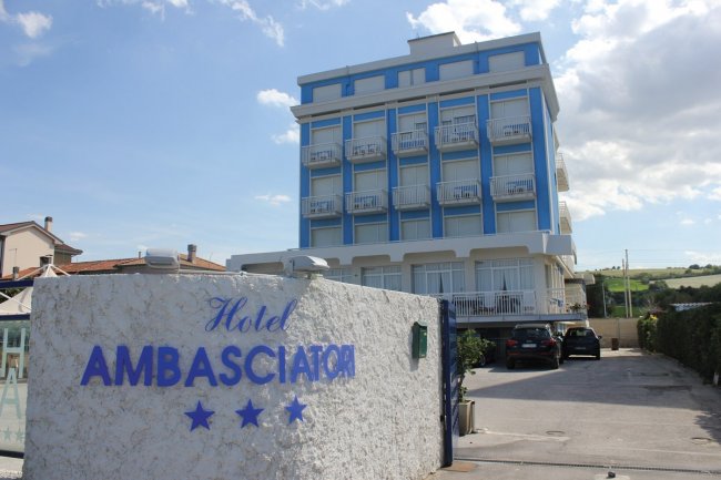 Hotel a più piani con insegna Ambasciatori.