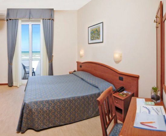 Camera d'hotel con letto matrimoniale.