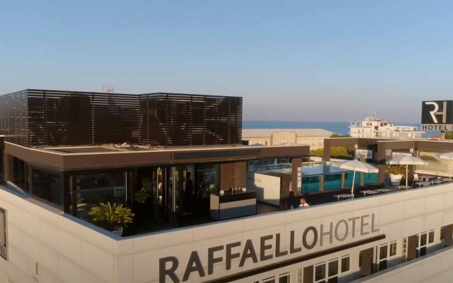 Vista dall'alto di un hotel moderno.