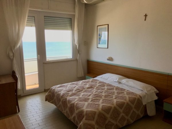 Stanza con letto matrimoniale e vista mare.
