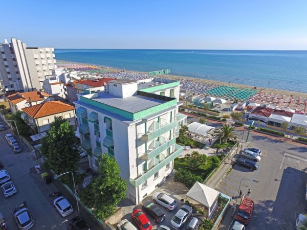 Vista aerea di un hotel vicino alla spiaggia.