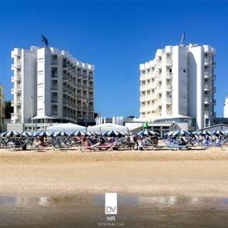 Due edifici bianchi su una spiaggia.