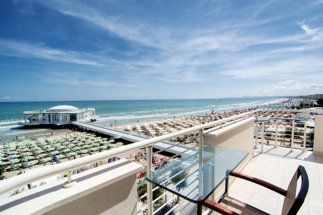 Balcone con vista mare e stabilimento balneare.