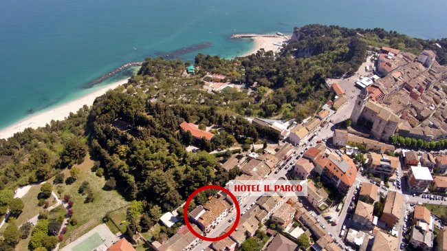 Vista aerea di un hotel vicino al mare.
