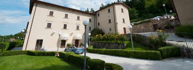 Edificio con giardino curato e vialetto.