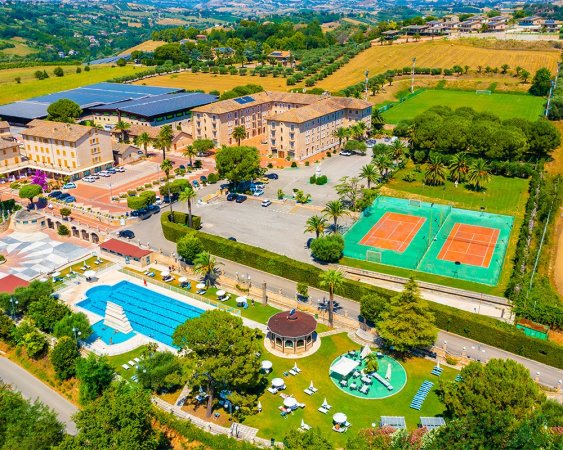 Complesso con campi da tennis e piscina.