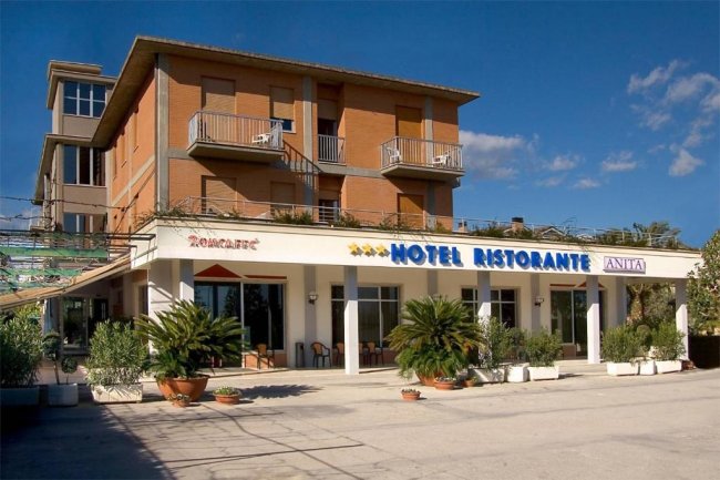 Facciata di un hotel con balconi e insegna visibile.