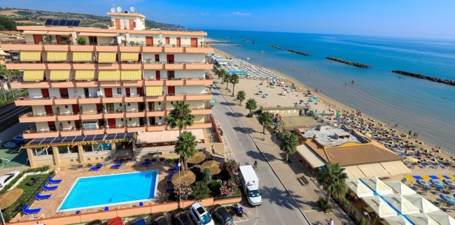 Edificio con piscina vicino al mare con spiaggia attrezzata.
