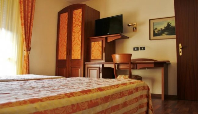 Camera d'albergo con arredi classici.