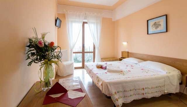 Camera matrimoniale con fiori sul tavolo.