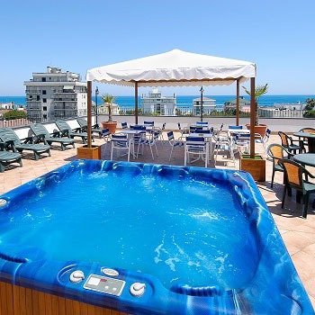 Vasca idromassaggio su terrazza con vista mare.