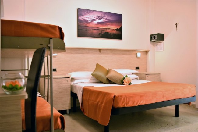 Camera con letto matrimoniale e letto a castello.