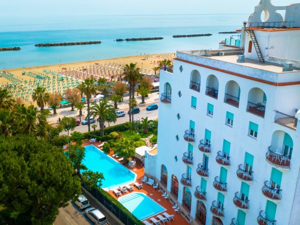 Hotel vista mare con piscina.