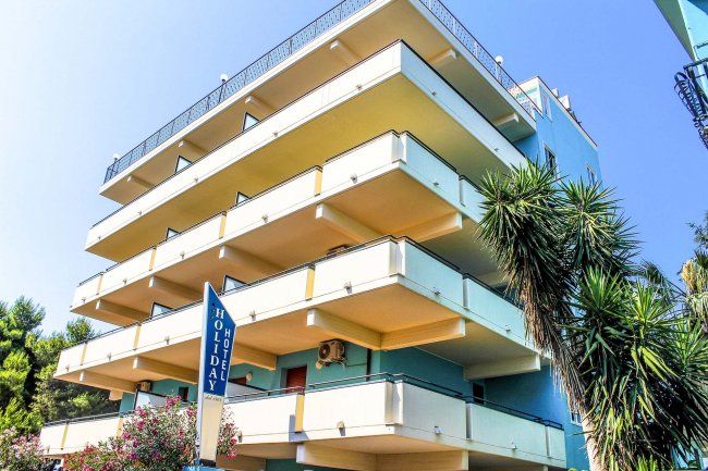 Edificio moderno a più piani con balconi.