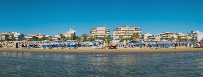 Spiaggia affollata vista dal mare.