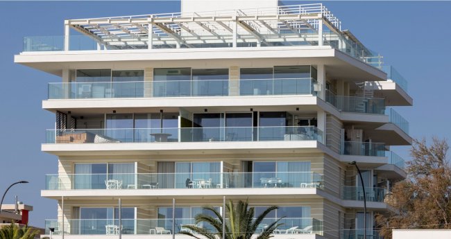 Un edificio moderno con balconi di vetro.