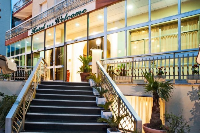 Entrata hotel con scale e vetrate.