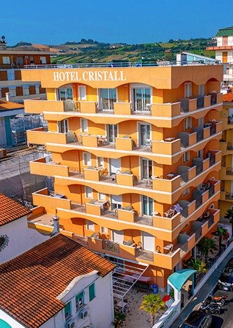 Hotel arancione a più piani.