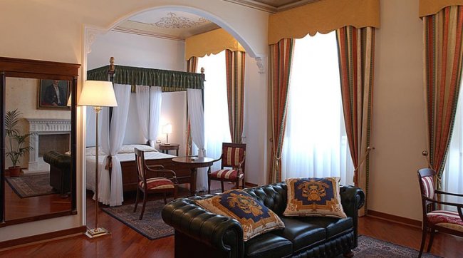 Camera lussuosa con letto a baldacchino e arredi eleganti.