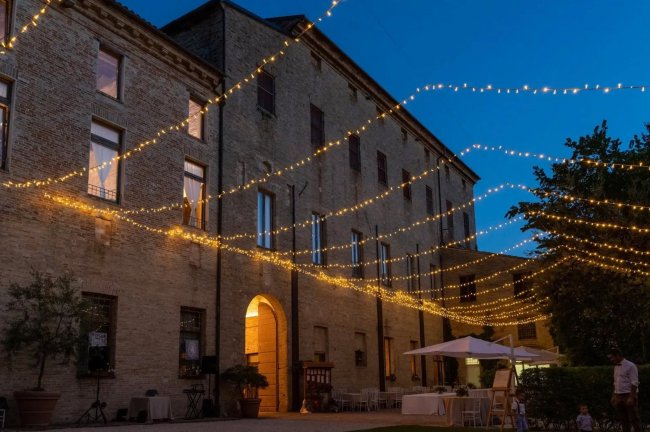 Edificio storico con luci decorative esterne.