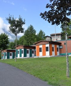 Casette colorate su un prato verde.