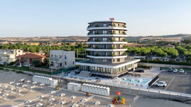 Hotel moderno fronte mare con piscina.<br>