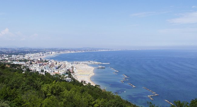 Vista panoramica di una città costiera.