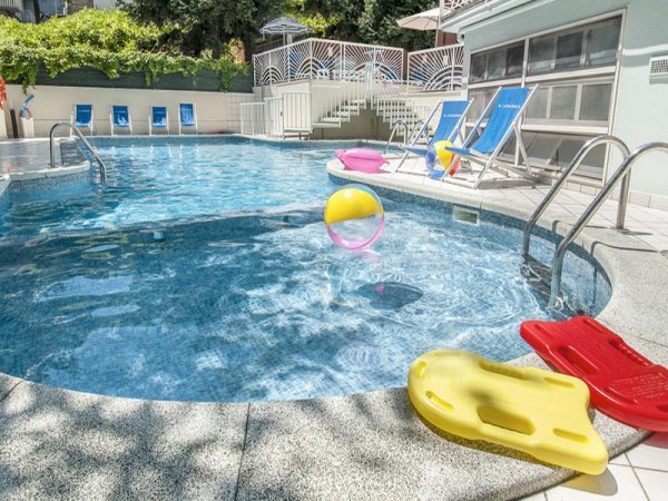 Piscina con gonfiabili colorati.