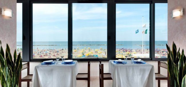 Ristorante con vista sulla spiaggia.