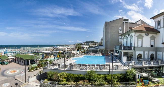 Vista di hotel con piscina vicino al mare.