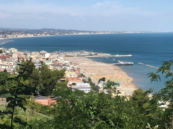 Vista panoramica di una città sul mare.