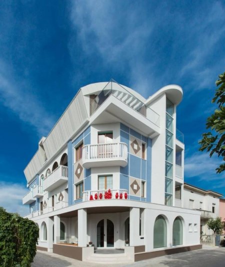 Edificio moderno a tre piani con balconi.